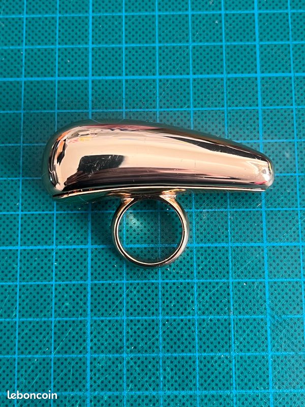 Bague chevalière dorée : l'élégance audacieuse à ton doigt