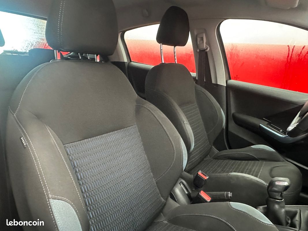 Peugeot 208 1.6 HDI 92 CH BLEUTOOH ECRAN TACTILE (image 6)