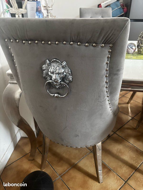 Vend table et chaise capitonner (image 1)