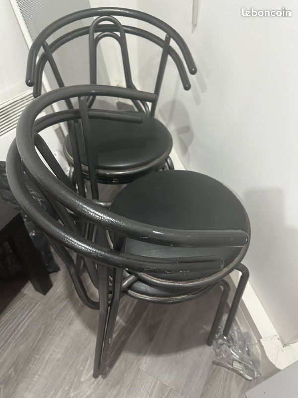 Chaise en fer (image 1)