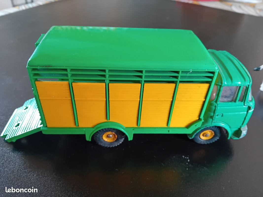 Dinky Toys France Berliet GAK bétaillère réf : 577 - Collection