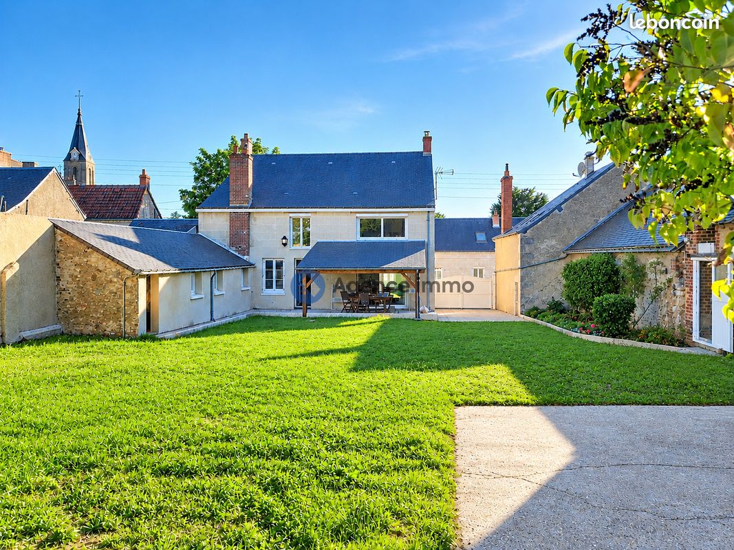 Maison 7 pièces 227 m² · à Brèches · 227 m² · 241 000 €