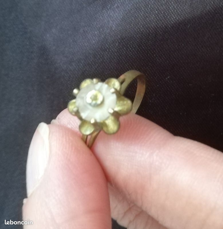 Bague fleur vintage dorée style Victorien avec strass transparents