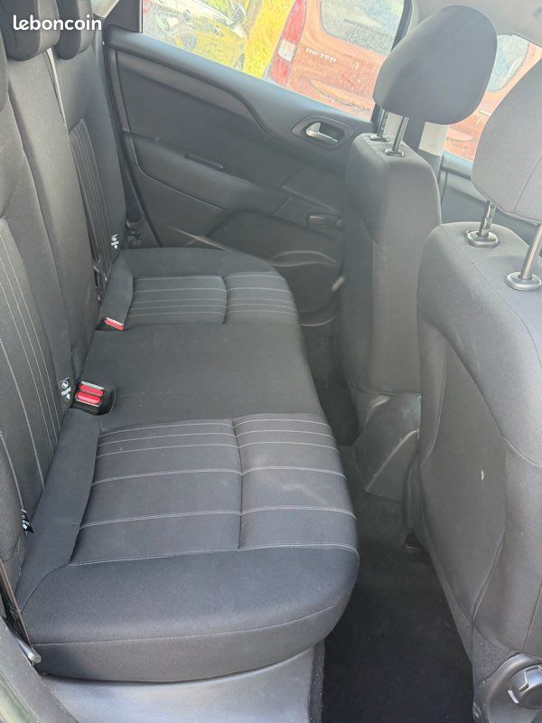 Citroën c4 1.4i 95 ch pack Clim (image 8)