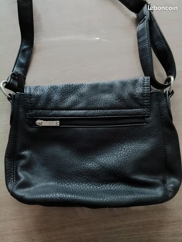 6 euros 2 sacs à main en bandoulière couleur noir (image 6)