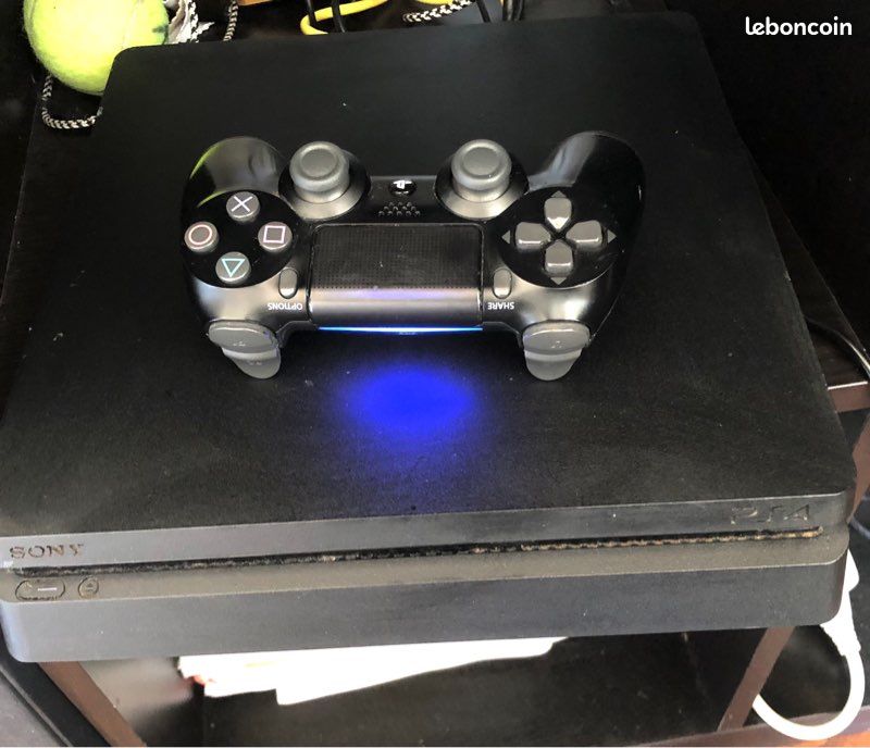 Ps4 slim avec manette + 2 cd jeux (image 1)