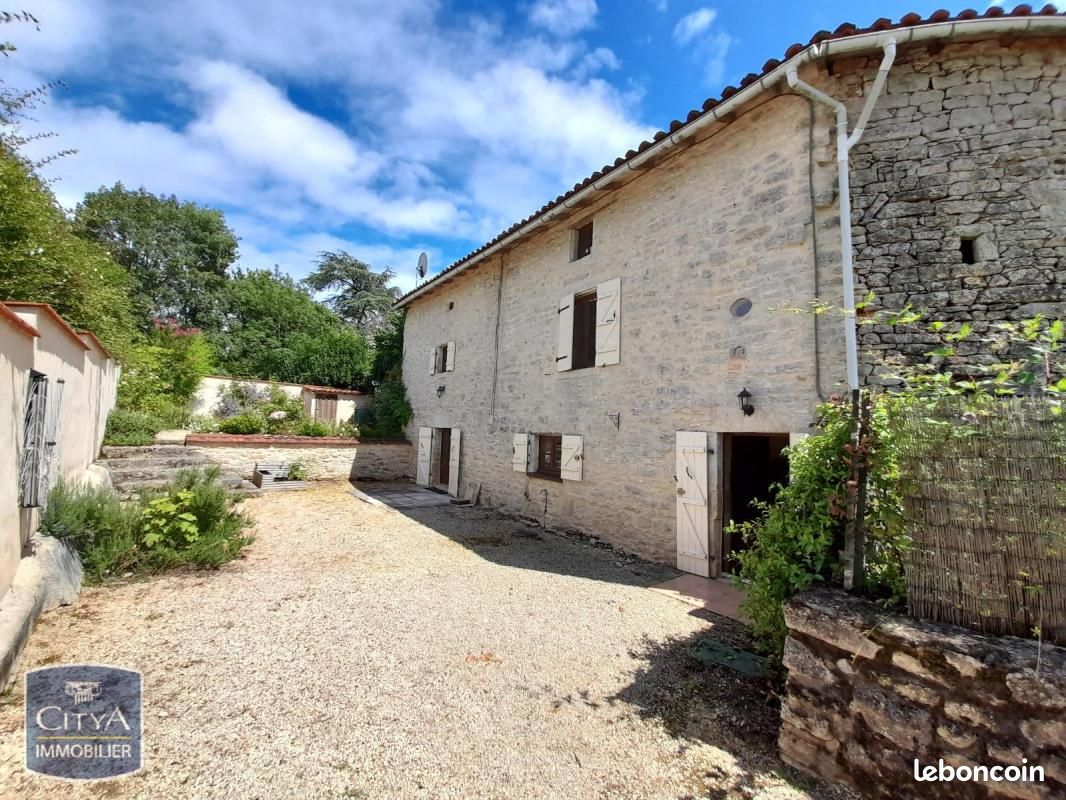 Maison 3 pièces 87 m² · à Nanteuil-en-Vallée · 87 m² · 635 €/mois