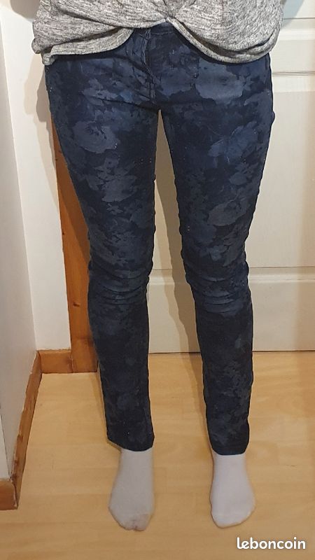 Pantalon jean bleu marine motif fleurs (image 1)