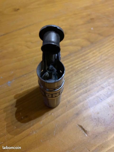 Briquet publicitaire en fer DUBONNET à essence, bar, bistro, café, alcool, tabac, cigarettes, pastis, anis, apéritif, digestif, quinquina, vin, cognac, cigare, alimentaire, champagne, whisky (image 4)