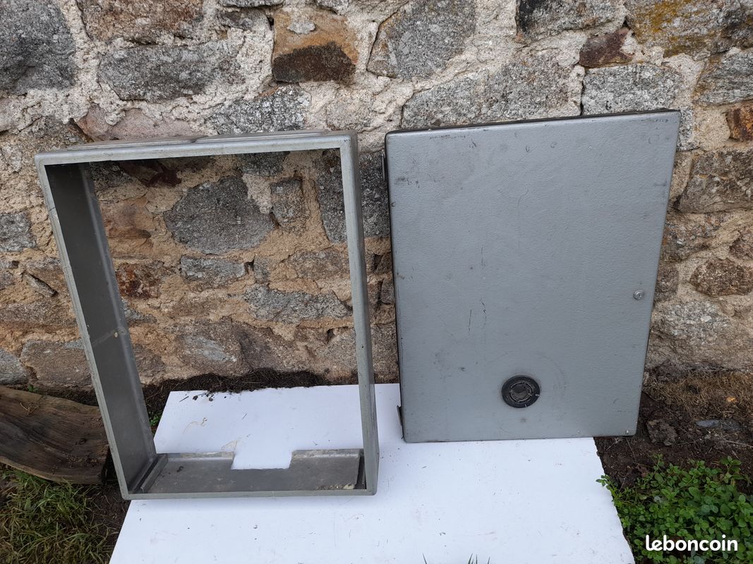 Ancienne armoire electrique sans fond (image 1)