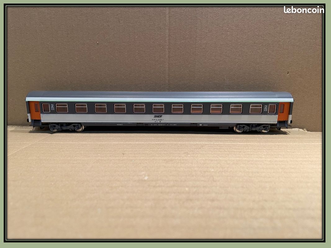 Voiture Corail 2nde Classe LS Models N°40127-3 - Modèle Réduit De Train HO - Neuf Et Rare
