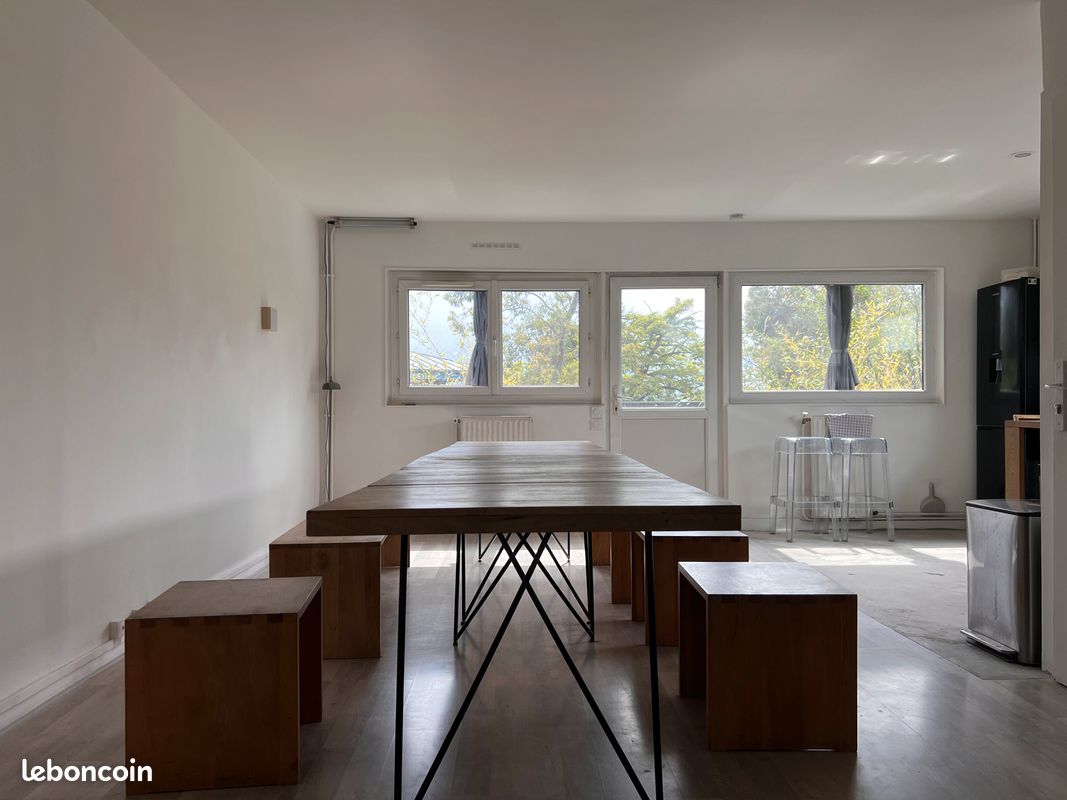 Table design pour salle à manger au bureau, industriel, en bois massif. État neuf (image 6)