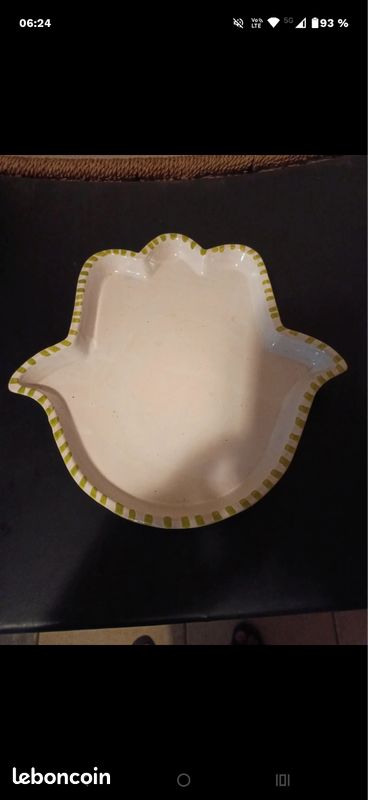 Plat tunisien en forme de main (image 1)