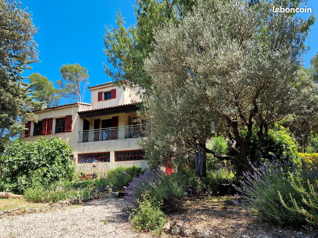 Villa 100m², 5 pièces plus studio, avec 3230m² de terrain, à Saint