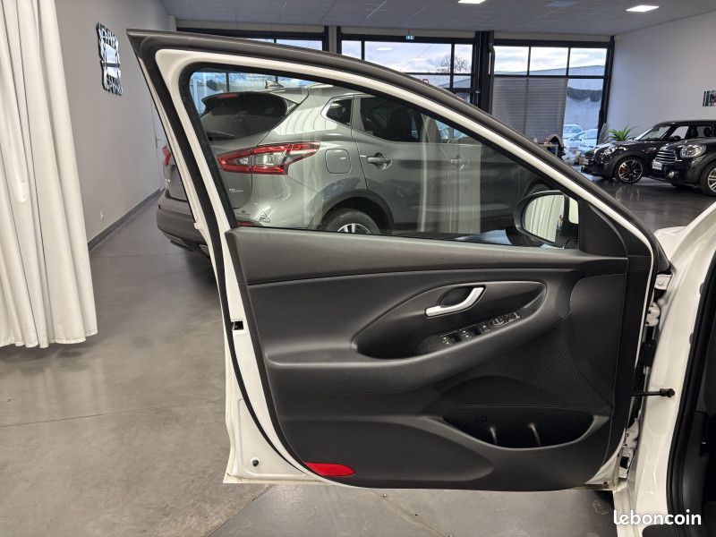 Hyundai I30 1.6 crdi 110 ch Edition 1 / Caméra / GPS / Radar / Climatisation Auto / Ecran / (image 17)