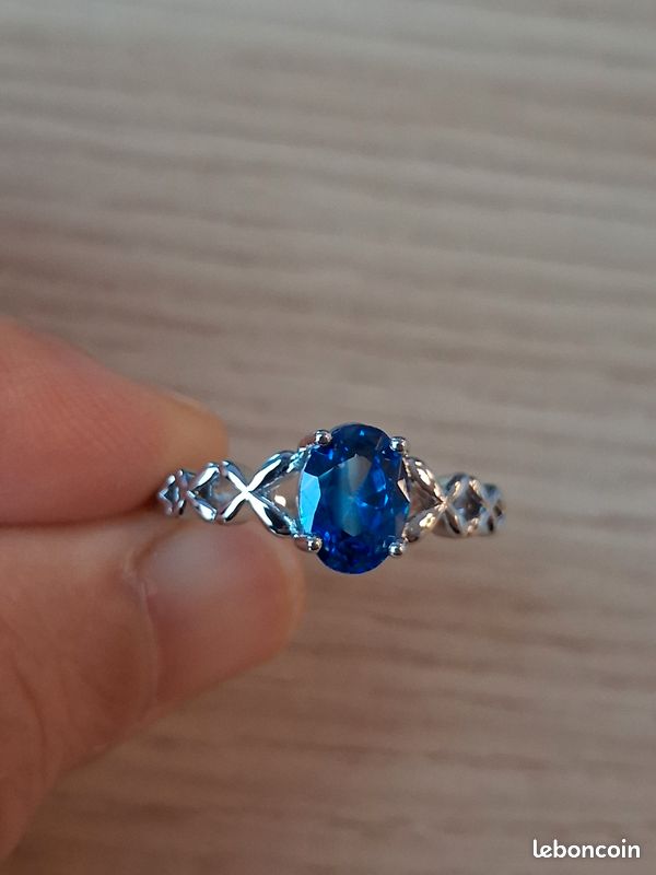 Bague Incrustée De Brillants Bleus Et Bleu Marine - Taille 60 - En Zircon, Couleur Argenté - Occasion Très Bon état