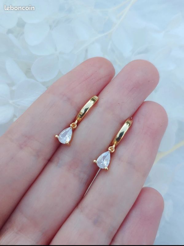 Boucles D'oreilles Créoles Femme Carador En Plaqué Or Avec Oxydes De