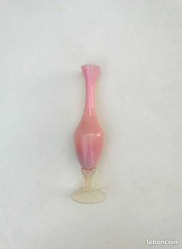 Vase en Opaline rose sur pied en verre soufflé d' Italie (image 10)