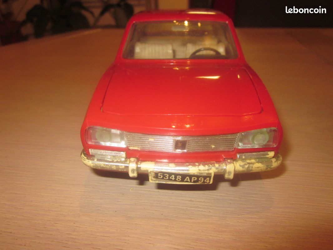 Dinky 1452 Peugeot 504 Berline 1968 - 1:43 - Vintage - France - Marron
