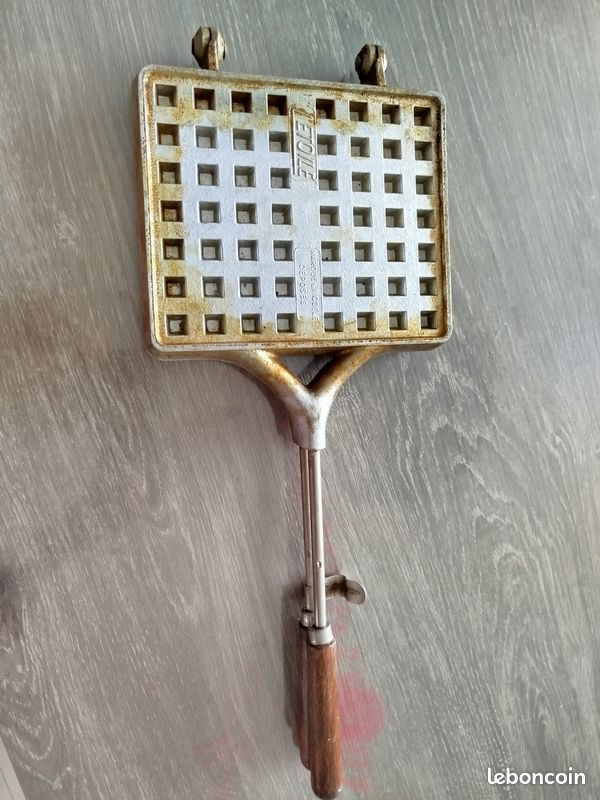 Ancien Petit Gaufrier Eperon D'Or Paris – Manche Bois – Vintage Rare