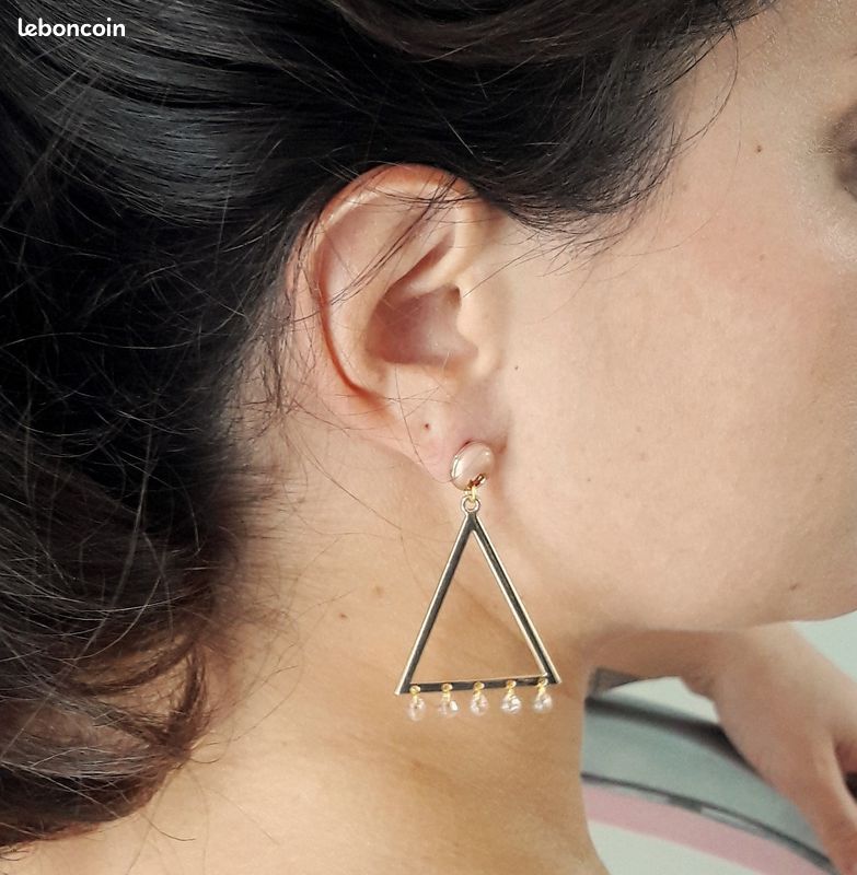 Boucles d'Oreilles triangle doré et gouttes de verres -LILOU- (image 4)