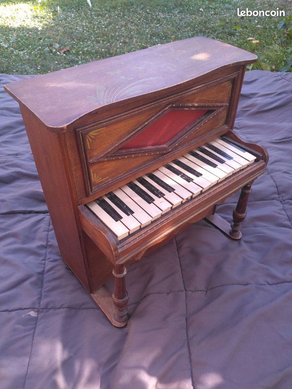 Petit piano artisanal (image 1)