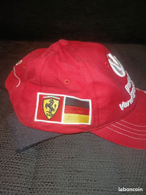 Casquette dédicacée par Michael Schumacher en vitrine avec certificat