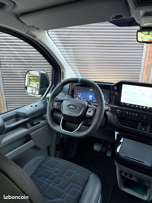 Ford Transit Custom MS-RT L2H1 - PHEV 233 ch – Turini purple SVO – Attelage Électrique – Dash Cam – Phares DSS – Double Porte Latérale – Neuf 70 km (image 5)