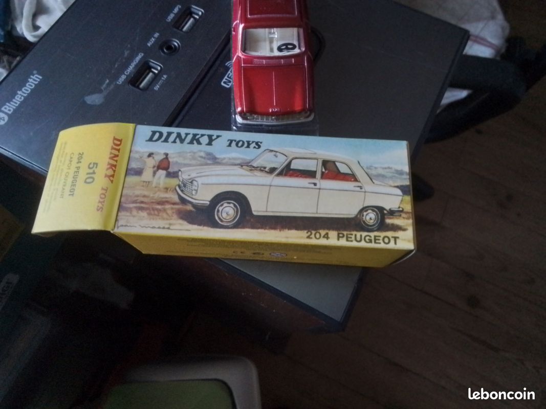 Réplique Dinky Toys Atlas – Peugeot 204 Rouge Vermillon 1:43 – Reproduction De Jouet Ancien