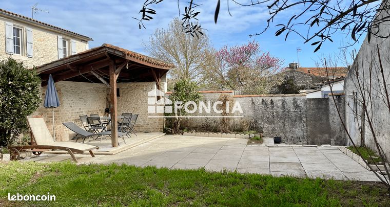 Maison charentaise rénovée 116 m² + grange + terrain – St Coutant-le-Grand