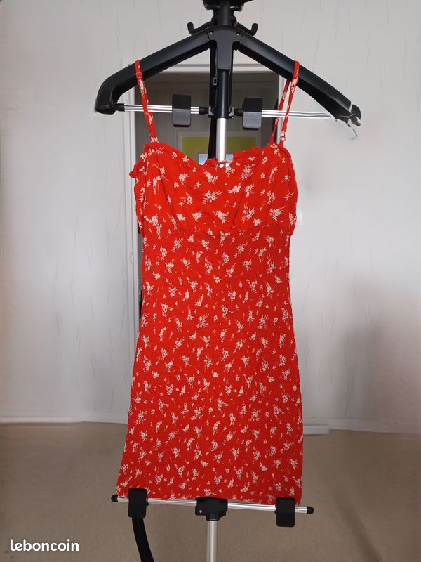 Robe rouge à fines bretelles réglables avec motifs fleurs blanches