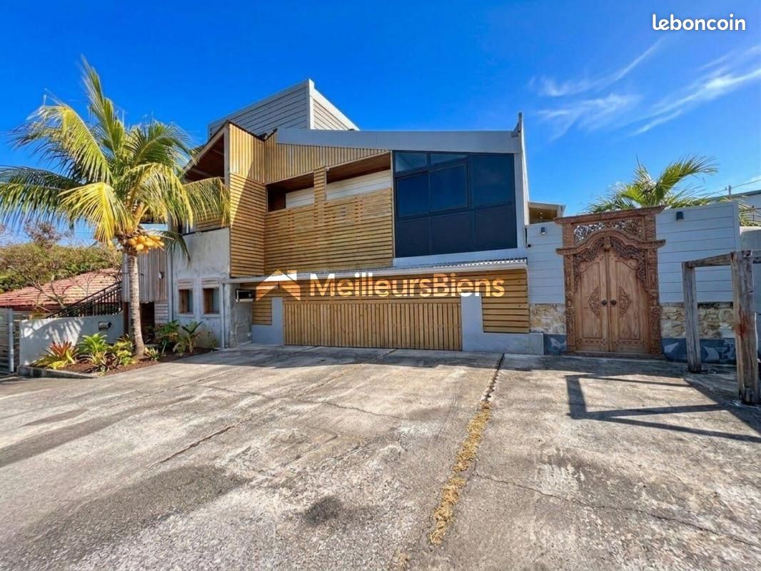 Maison 16 pièces 363 m² · à Les Trois-Bassins · 363 m² · 1 880 000 €