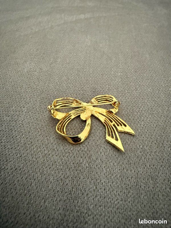 Broche Vintage Ruban Avec Nœud Doré Et Strass - 4,7 Cm, Quasi Neuve, Fabriquée En France