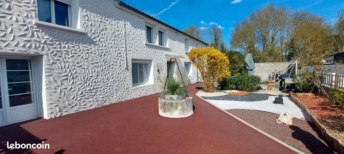 Maison 8 pièces 179 m² · à Ardillières · 179 m² · 202 000 €