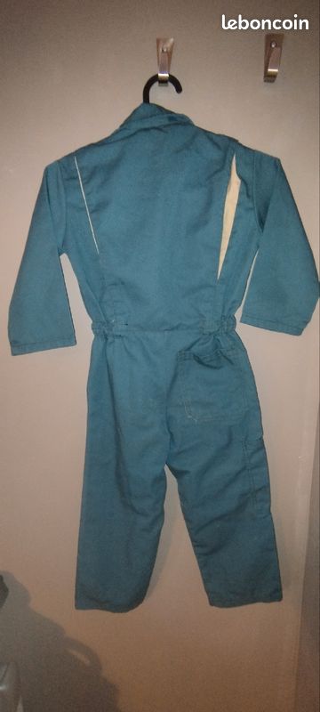 Combinaison de travail enfant 
8/10 ans
Bon état, voir très bon état 
Juste un endroit un peu "râpé" (voir photo)

Pas d'envoi, paiement espèces (image 2)