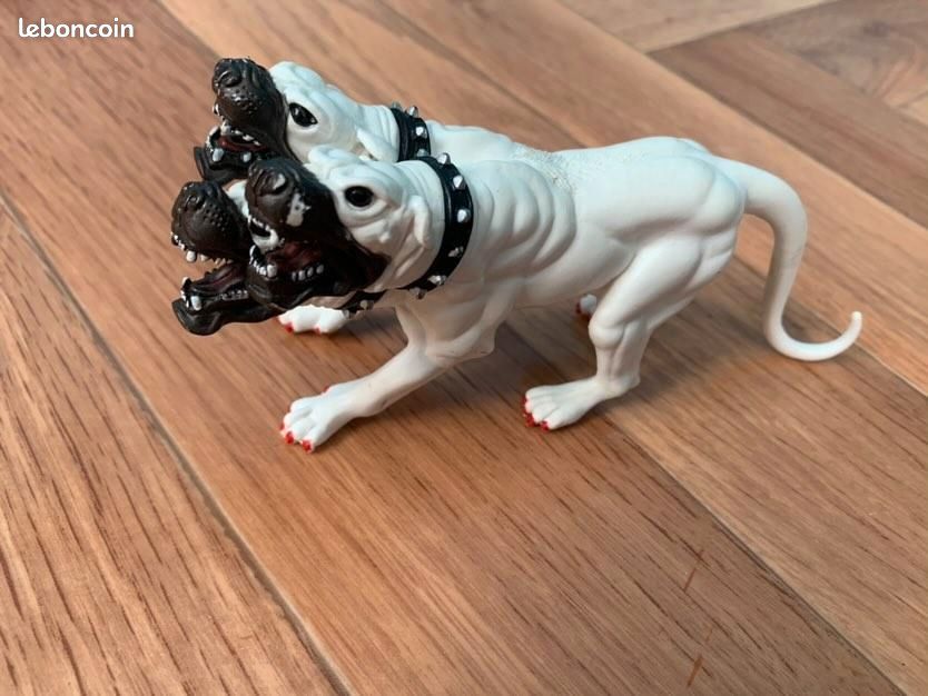 Figurine de chien à trois têtes (image 1)