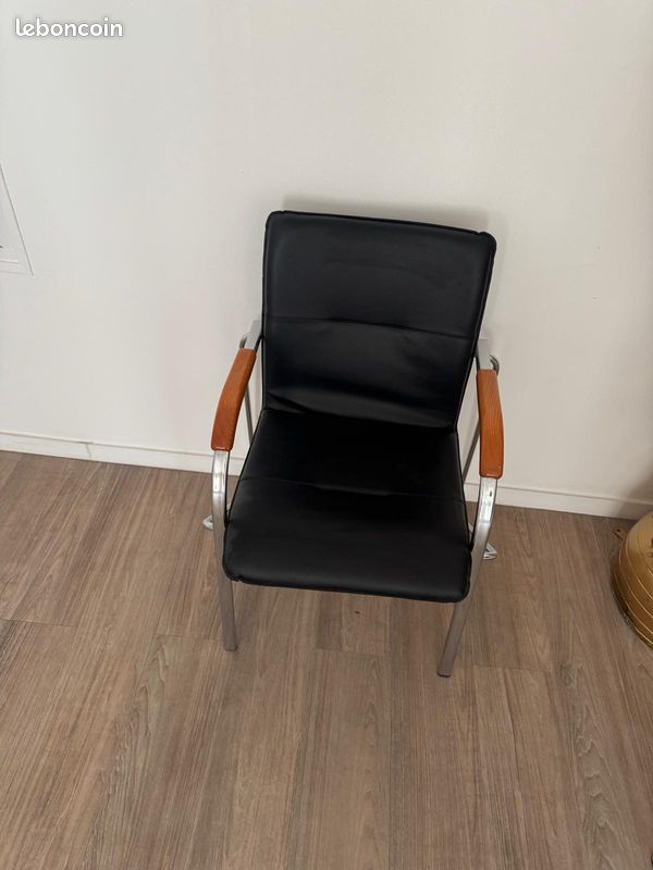 Chaise de bureau noire élégante accoudoirs en bois (image 1)