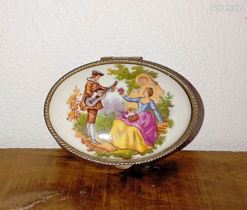 France Vintage - Charmant Petit Pilulier en métal argenté et Porcelaine avec décor Fragonard (image 1)