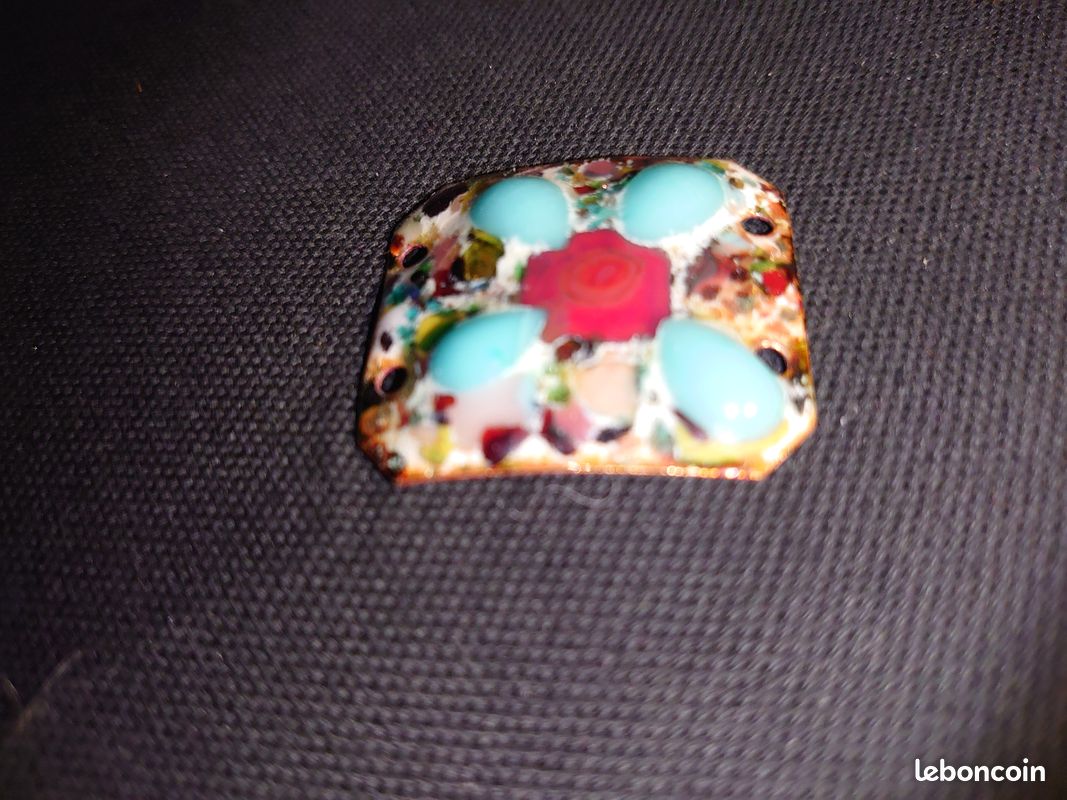 Pendentif Plaque en émail à accrocher avec des rubans élément pour bijou ou motif de fleur à Pétales bleus et centre rouge sur fond tâcheté multicolore Emaux sur métal Vintage (image 16)