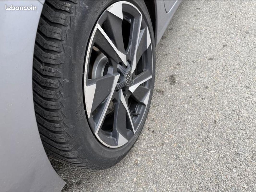 Peugeot 308 PHEV 180ch Allure Pack / NAVIGATION + CAR PLAY (image 3)