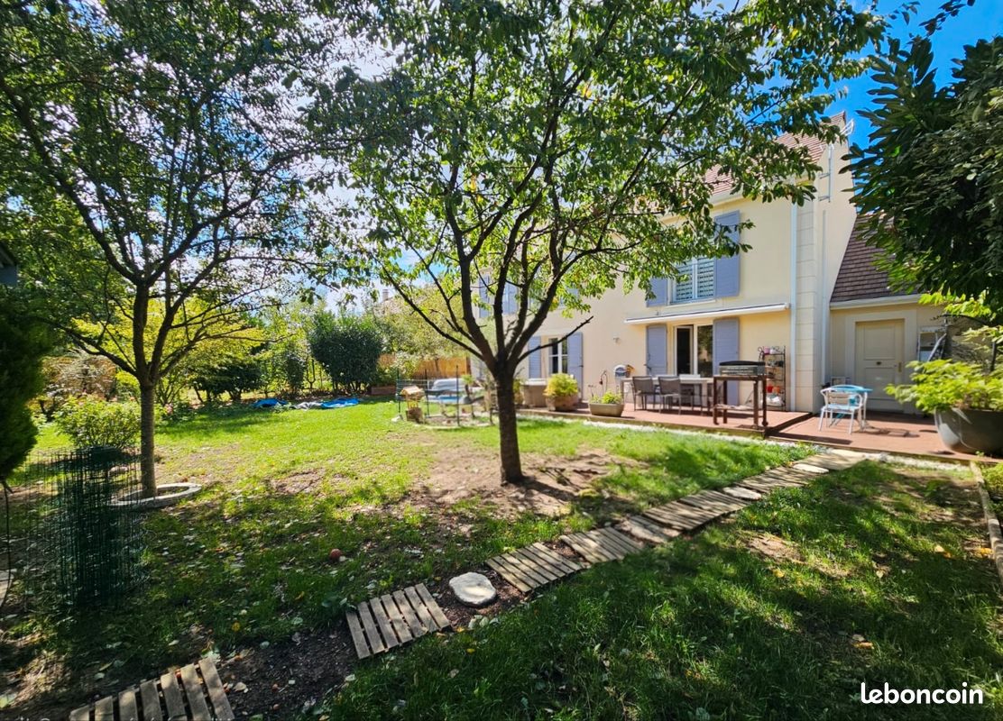 Maison 7 pièces 174 m² · à Les Essarts-le-Roi · 174 m² · 555 000 €
