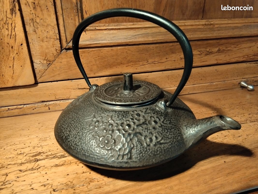 Authentique théière en fonte japonaise IWACHU - Arts de la table