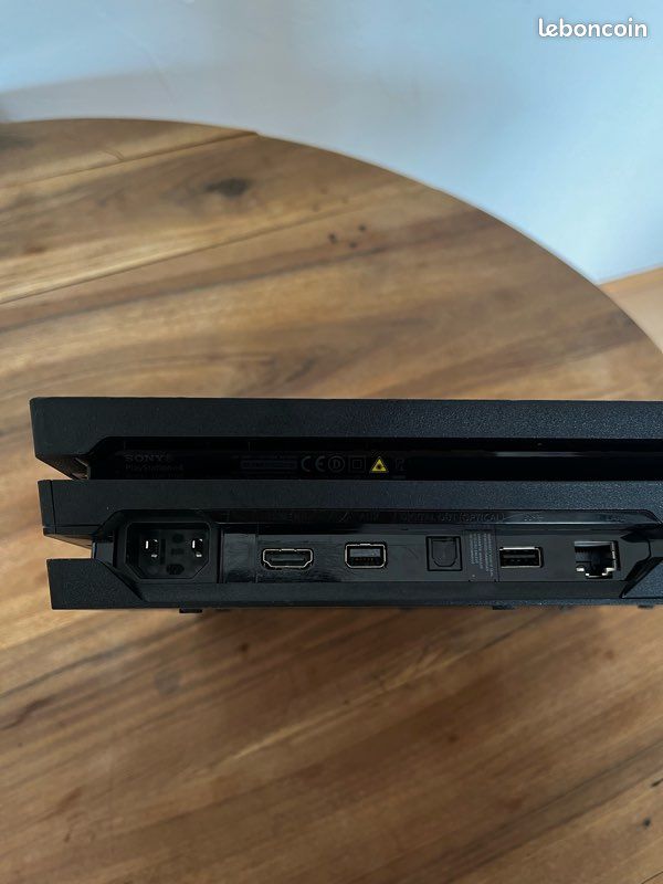 Ps4 Pro 1000Go + manettes (image 3)