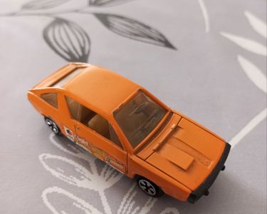 MAJORETTE RENAULT 17 restaurée modèle deux couleurs, blanche avec le