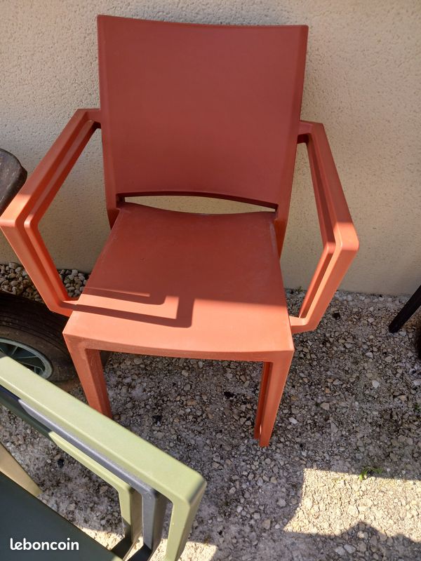 Table extérieur métal et 6 fauteuils monoblocs (image 4)