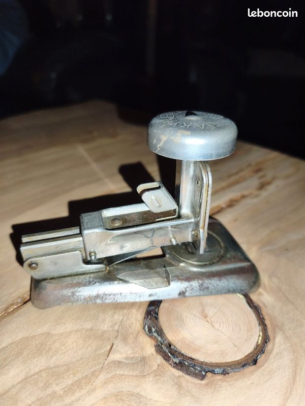 Agrafeuse ancienne (image 1)