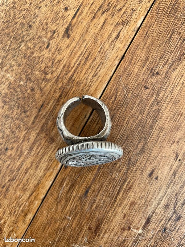 Grosse bague métal style ethnique Montres Bijoux