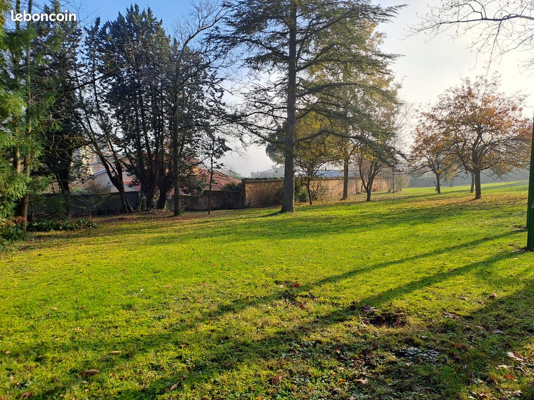 Terrain 1100m2 centre village · à Saint-Cyr-au-Mont-d'Or · 698 000 €