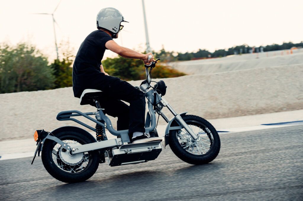 Scooter Moto Électrique Cake Makka Flex Gris avec porte-bagages arrière et  siège passager - Motos