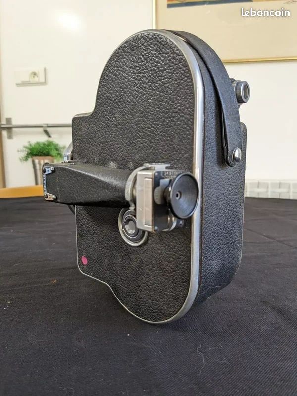 A Paillard Bolex H16 reflex 16mm camera, serial no. 210544, with Vario-Switar 1:2,5 F=18:86mm EE len